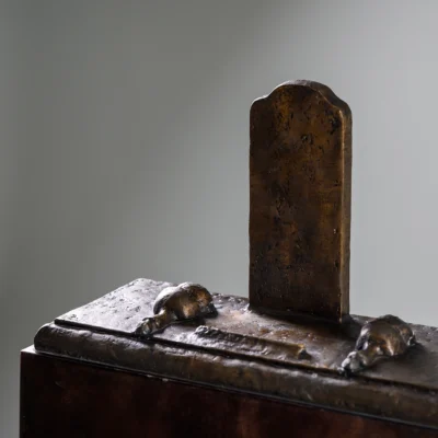 Louis Presentation Stand